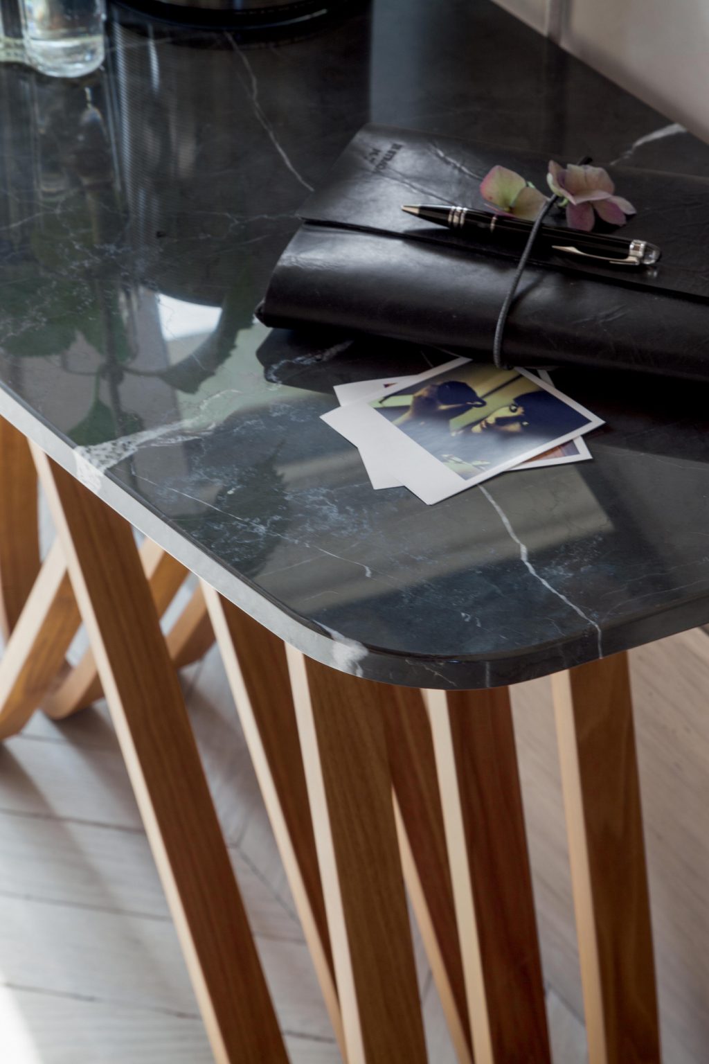 Arpa Ceramic Console