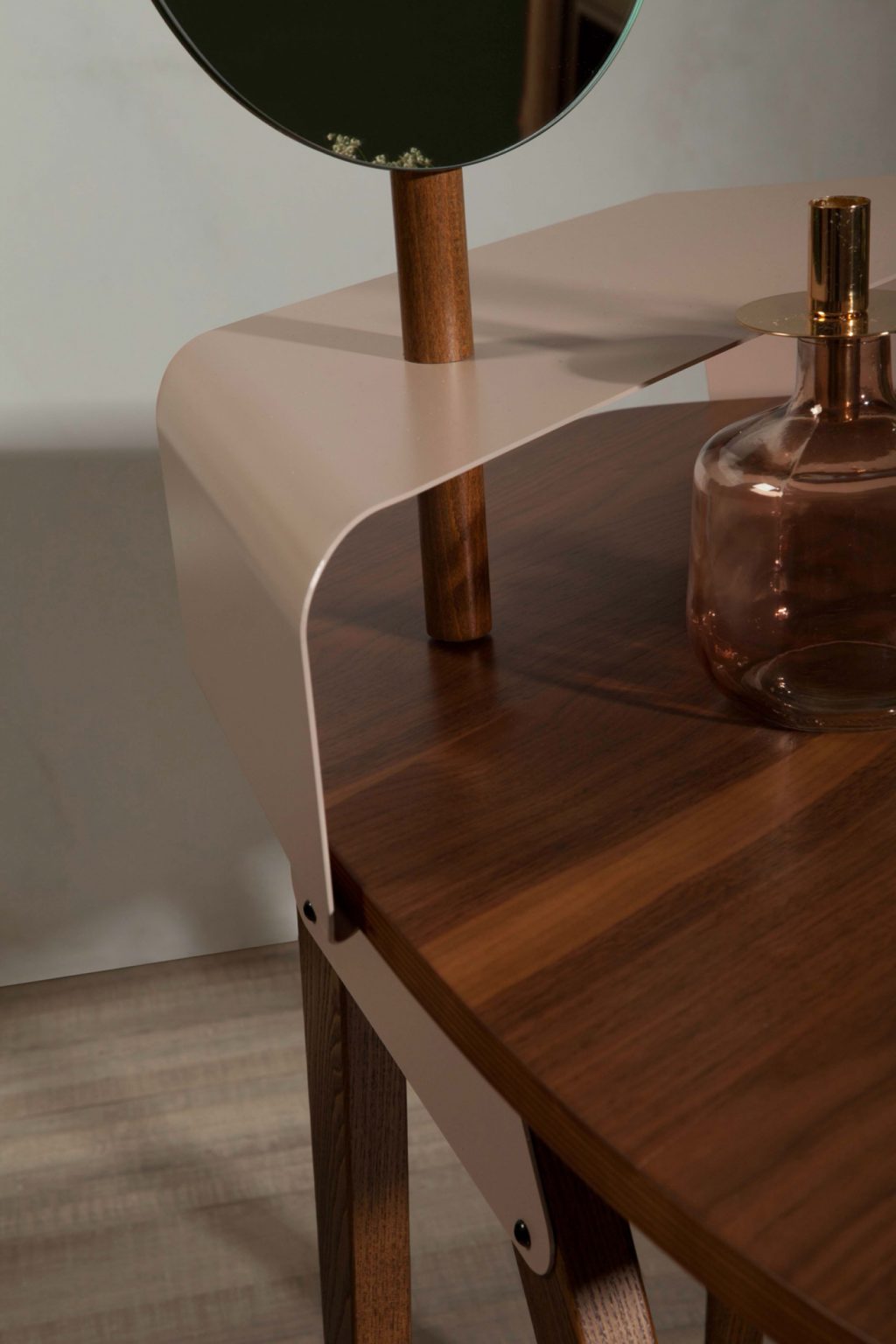 Nipper Writing Desk
